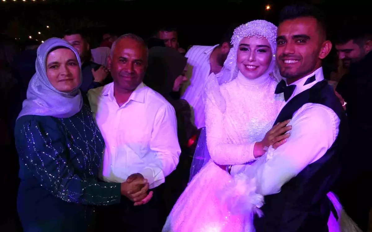 Erdemli\'de Kundaklanan Düğün, Esnafın Destekleriyle Gerçekleşti