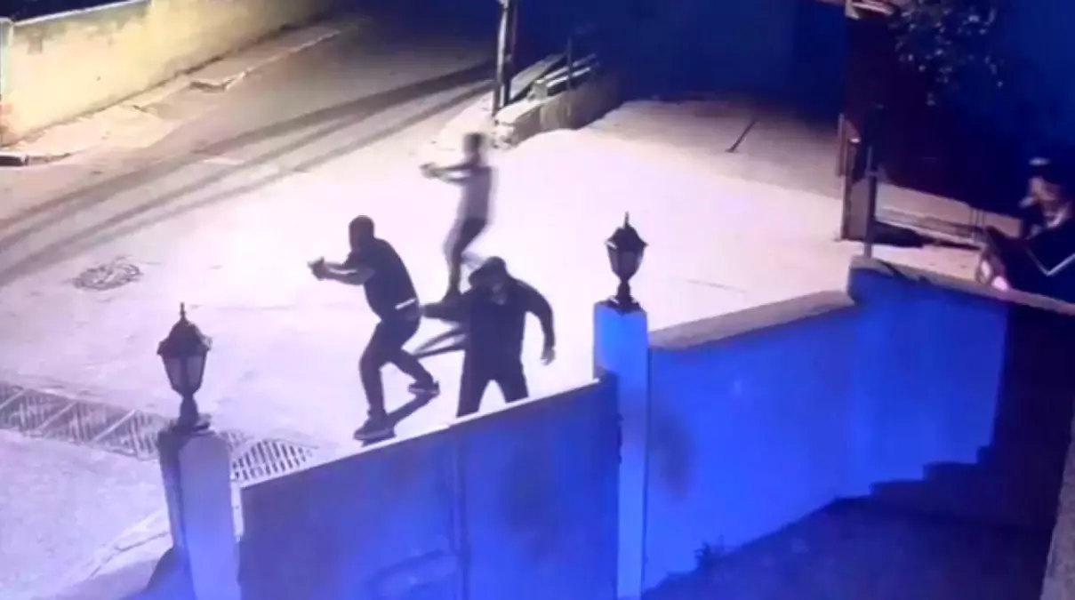4 kişi sokakta yürüyen 19 yaşındaki gence kurşun yağdırdı