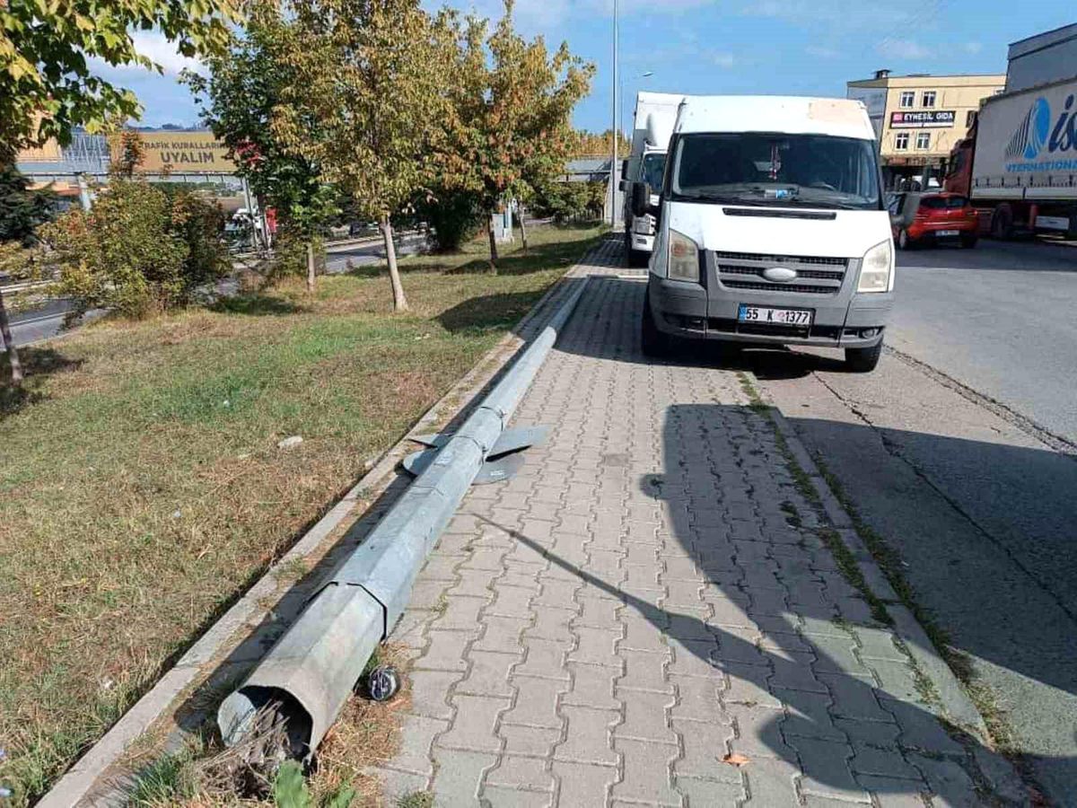 Samsun’da Yıkılan Direk Minibüsü Kurtardı