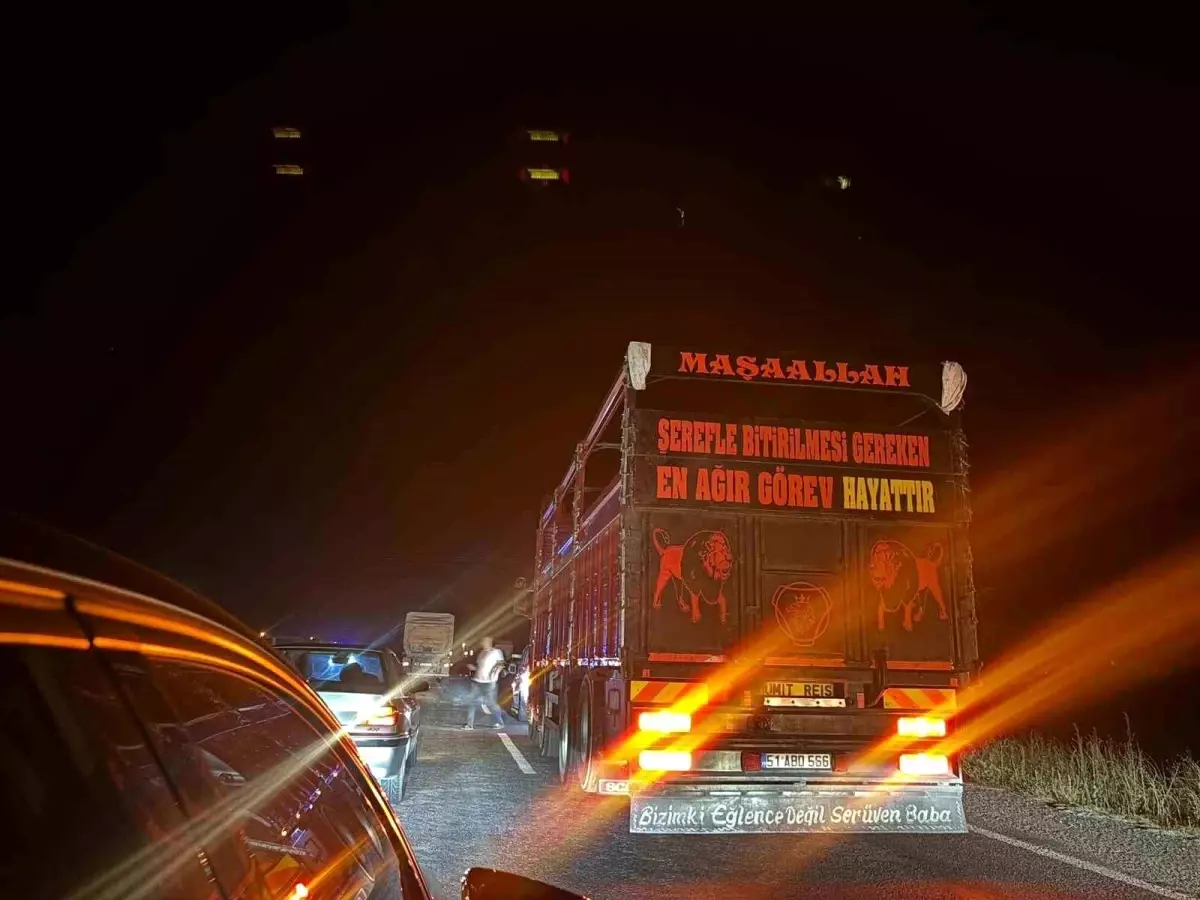 Nevşehir\'de Motosiklet Tıra Çarptı, İki Yaralı