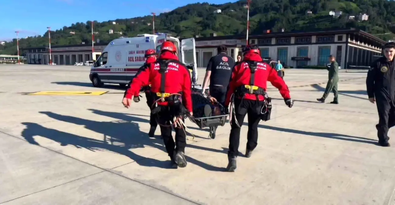 Rize\'de Yaşlı Kadın Helikopterle Kurtarıldı