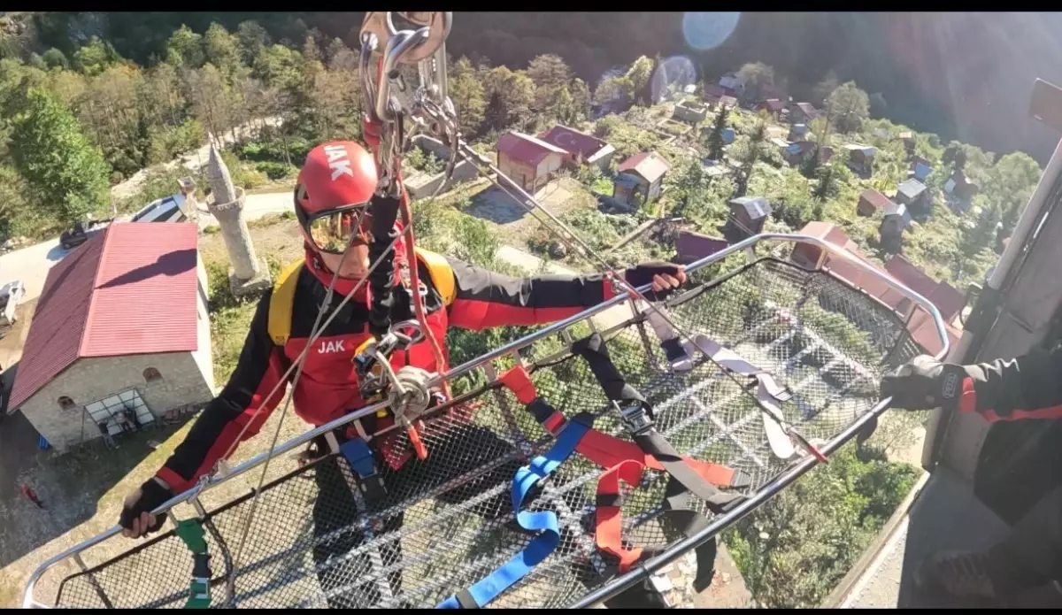 Rize\'de Sel ve Heyelan: 91 Yaşındaki Kadın Helikopterle Kurtarıldı