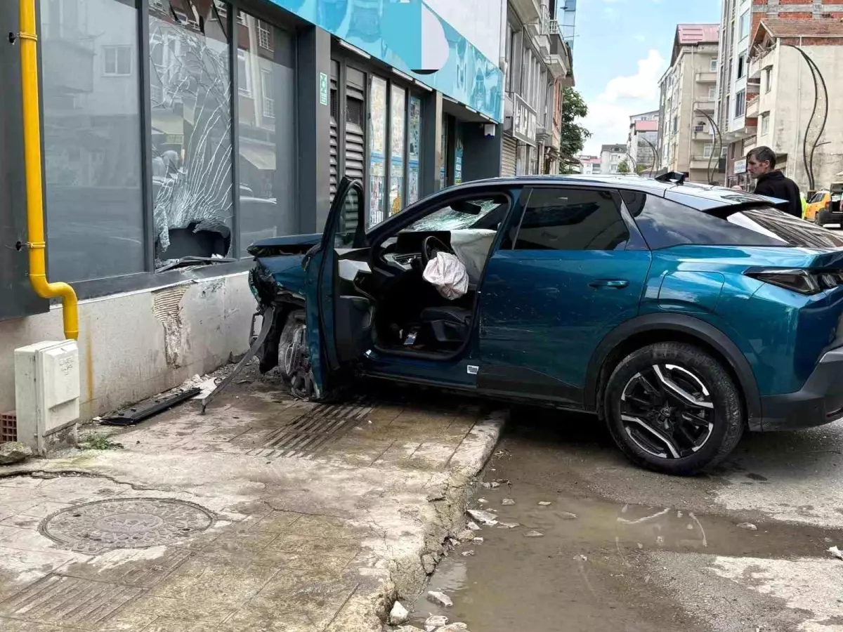 Samsun\'da Kontrolden Çıkan Araç Kaza Yaptı