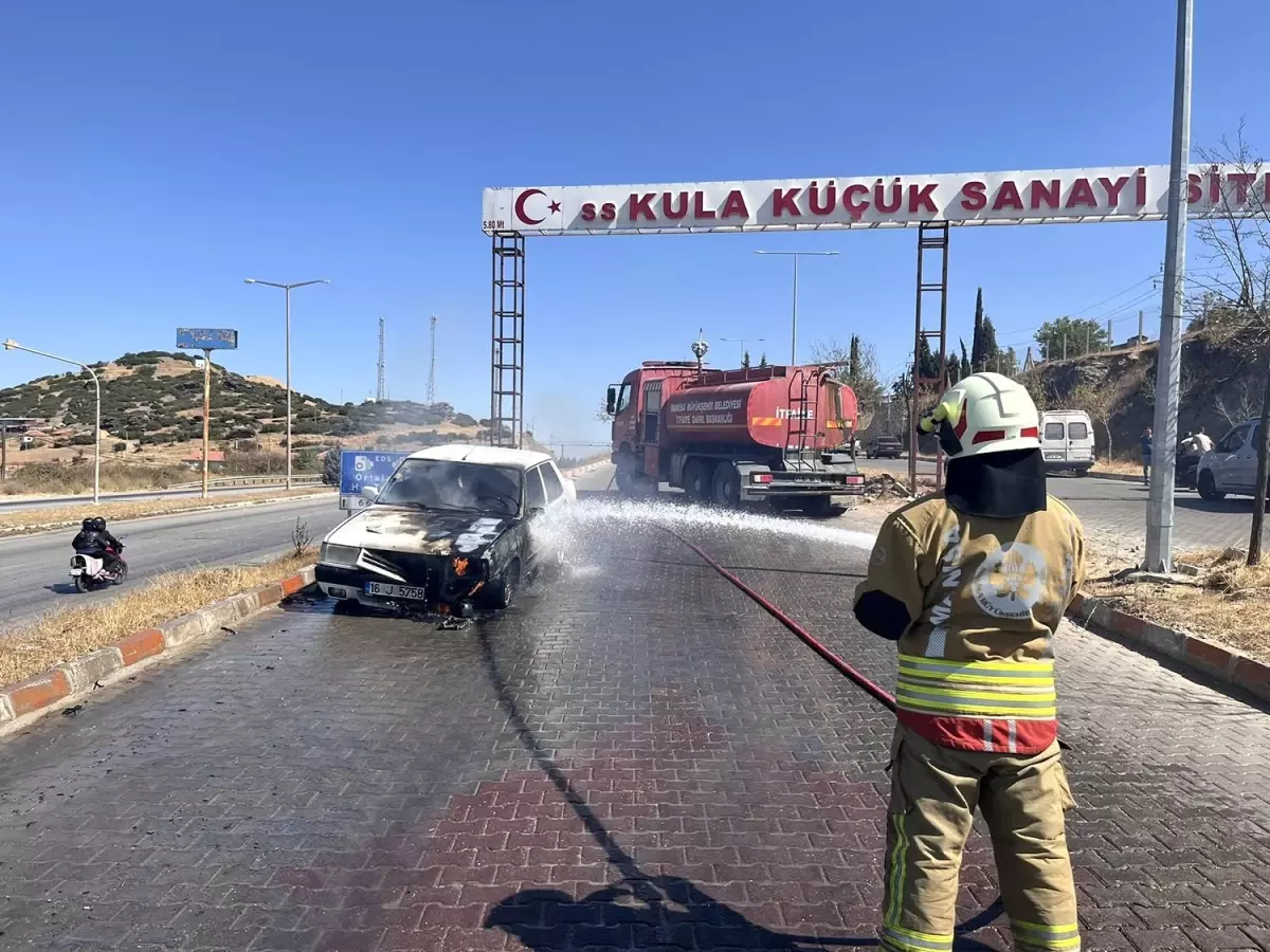 Manisa\'da Seyir Halindeki Otomobil Alev Aldı