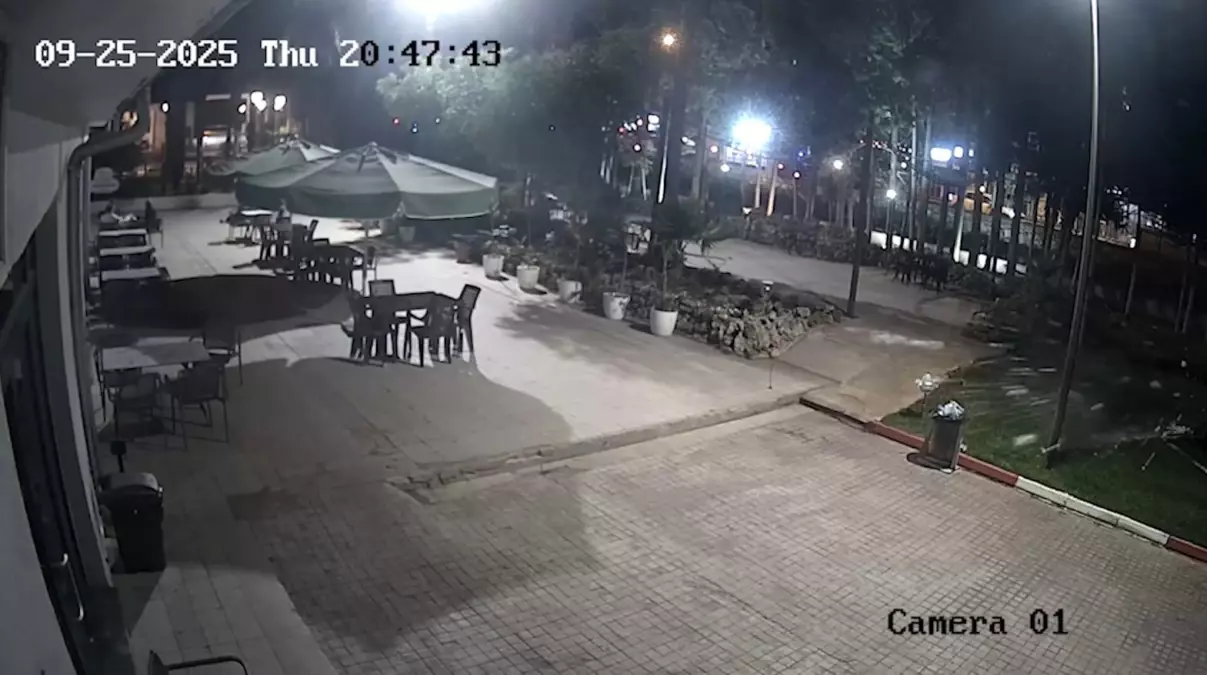Antalya\'da Parka Uçaktan Düşen Buz Kütlesi Düştü