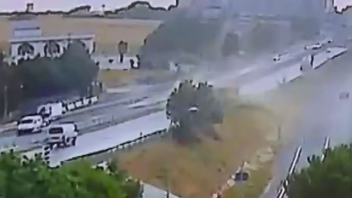 Hafriyat Kamyonu Devrildi, Şoför Yaralandı