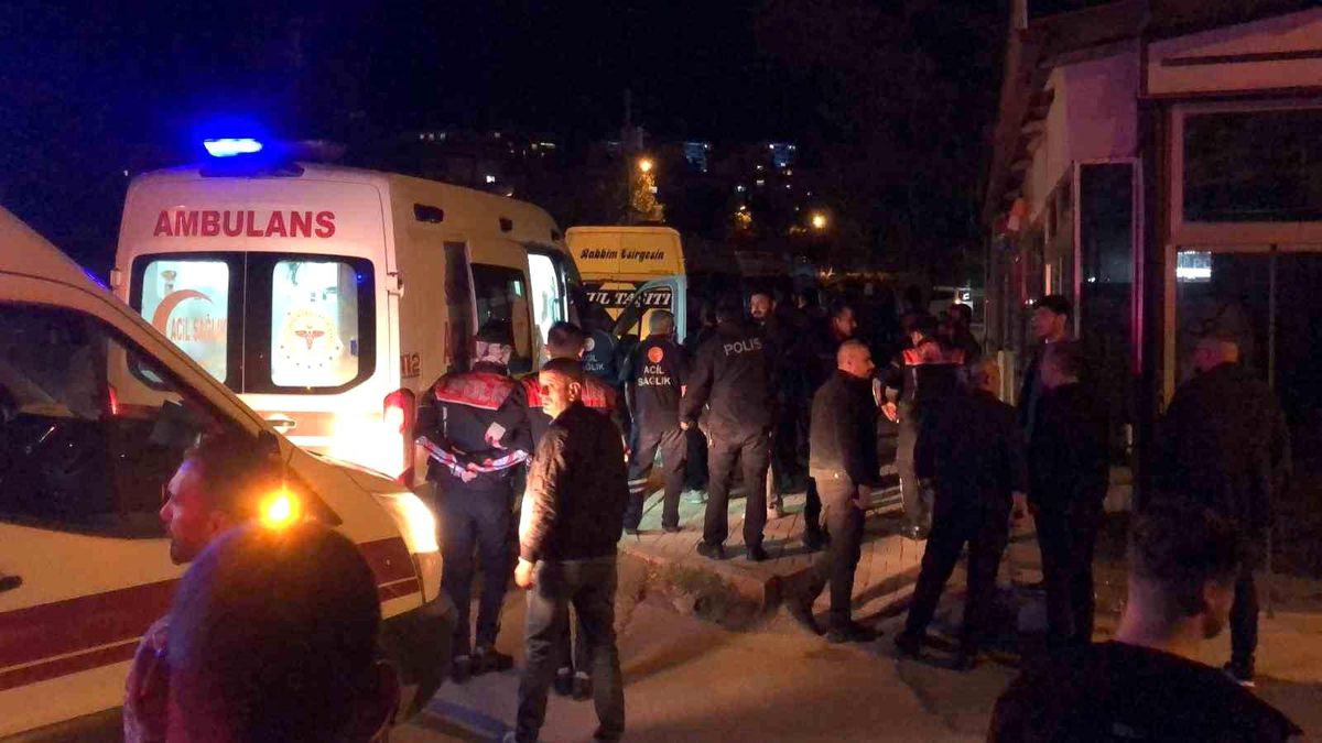 Elazığ\'da Sopalı Kavga: 3 Yaralı
