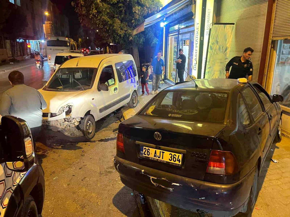 Eskişehir\'de trafik kazası: Araç dükkana girdi