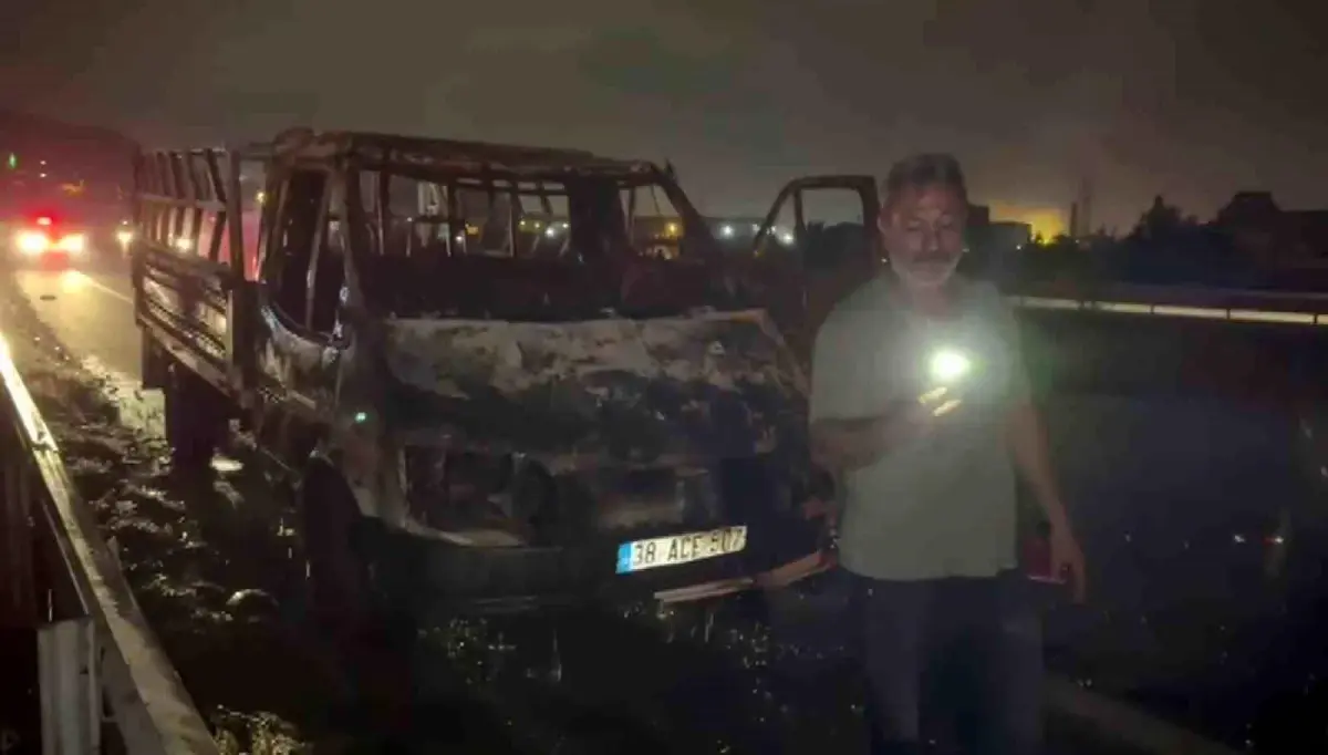 Hatay\'da Kamyonet Yandı, Sürücü Tepki Gösterdi