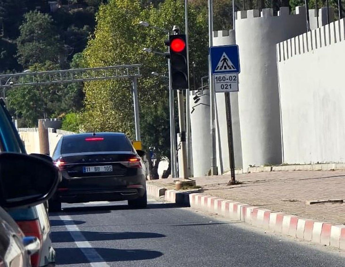 Bilecik\'te Güvenlik Şeridi Tartışmaları: Makam Aracı Tepkilere Neden Oldu