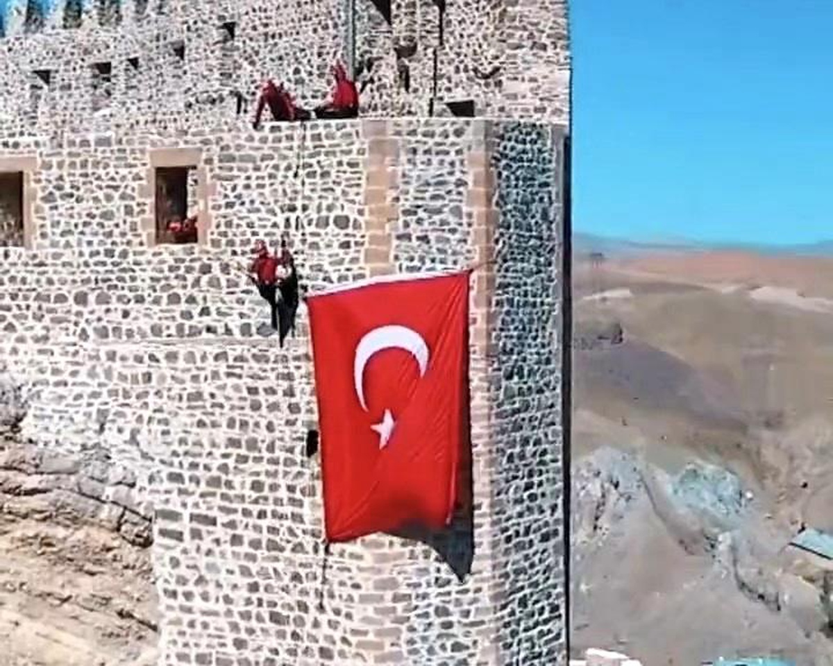 Hoşap Kalesi\'nde Bayrak Yeniden Asıldı