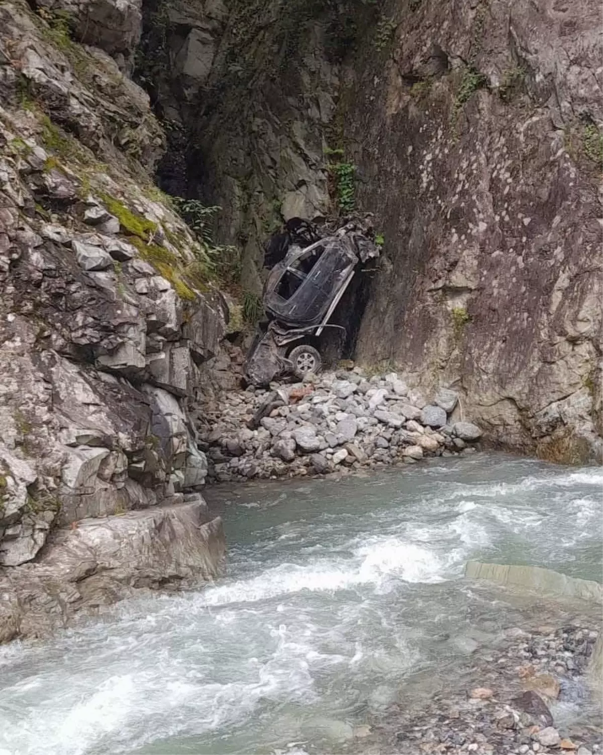 Giresun\'da Uçurumdan Düşen Kamyonetteki Kaza