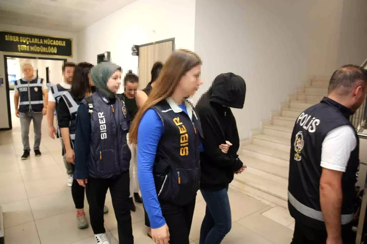 Kocaeli\'de Dolandırıcılık Operasyonu: 24 Tutuklama