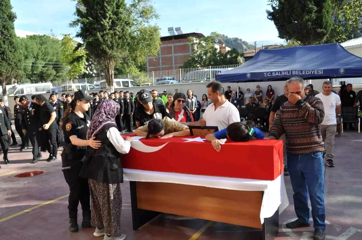 Manisa\'da Trafik Kazasında Hayatını Kaybeden Polis Memuru Toprağa Verildi