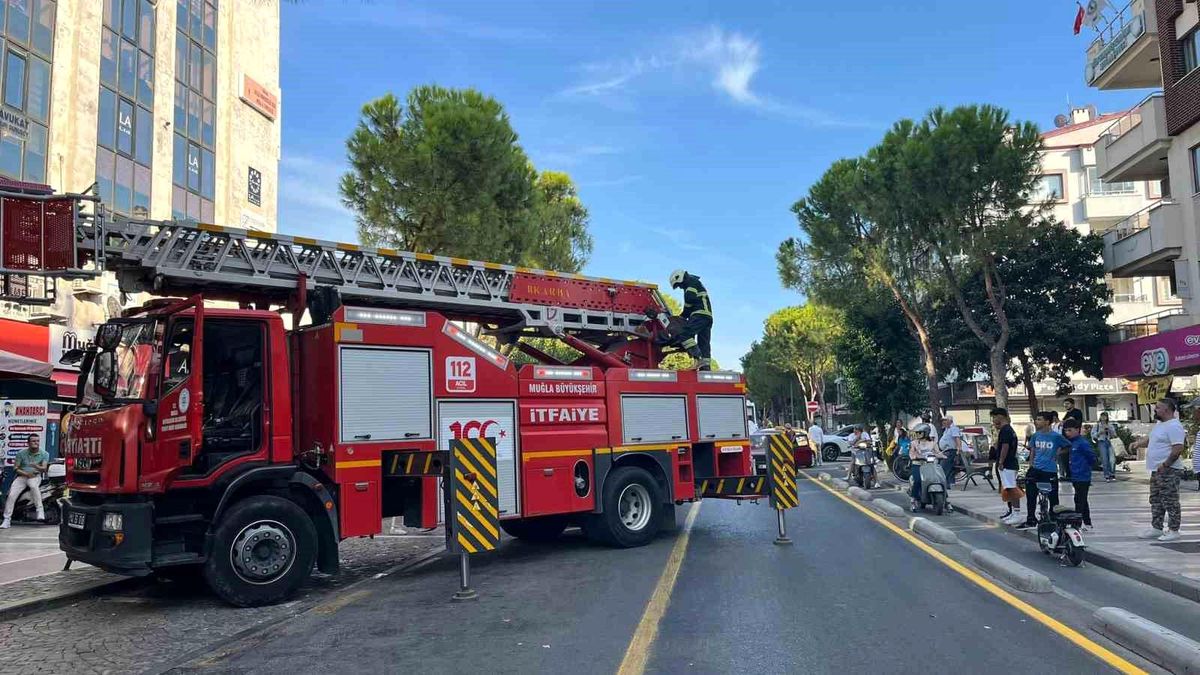 Muğla\'da Dönercinin Bacasında Yangın Çıktı