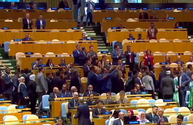 Protesto edildiği toplantıda Netanyahu'nun şakasına kimse gülmedi: Burada gülmeniz gerekiyordu