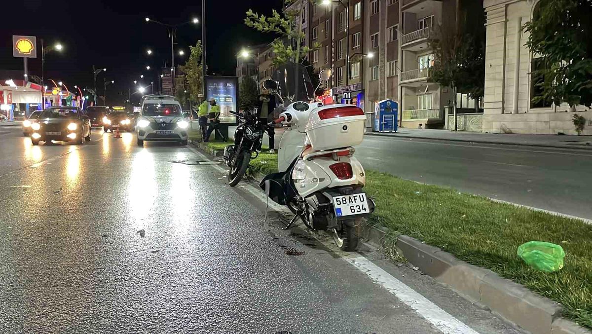 Sivas\'ta Motosiklet Kazası: 2 Yaralı