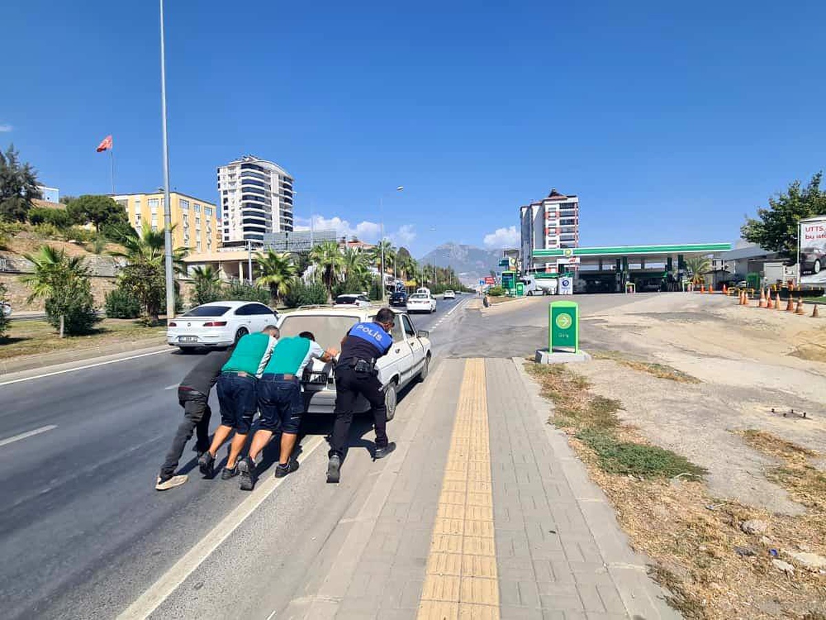 Mersin\'de Yakıtı Biten Araç İçin Yardım Eli