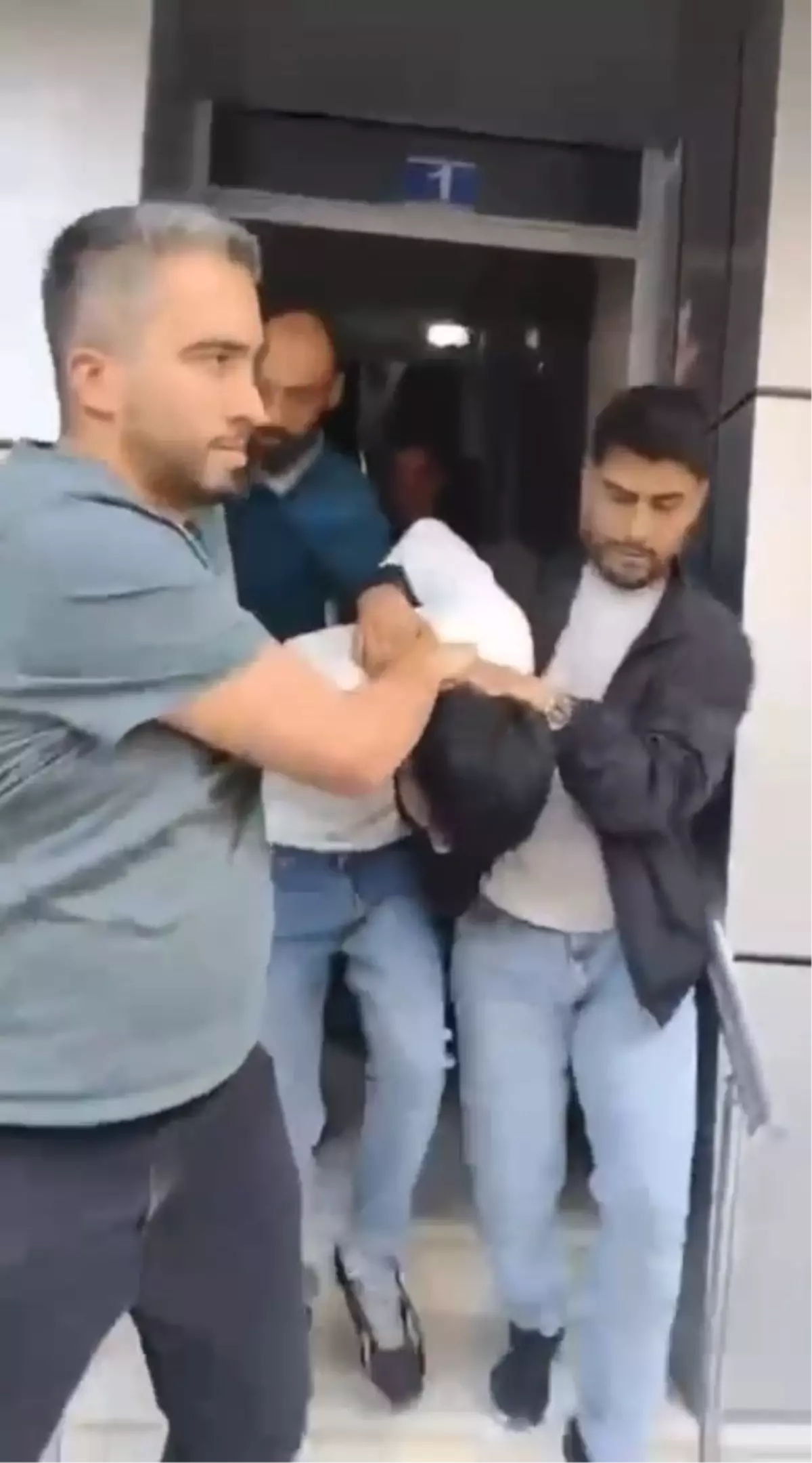15 yıl hapis cezası bulunan cezaevi firarisi saklandığı yerde böyle yakalandı