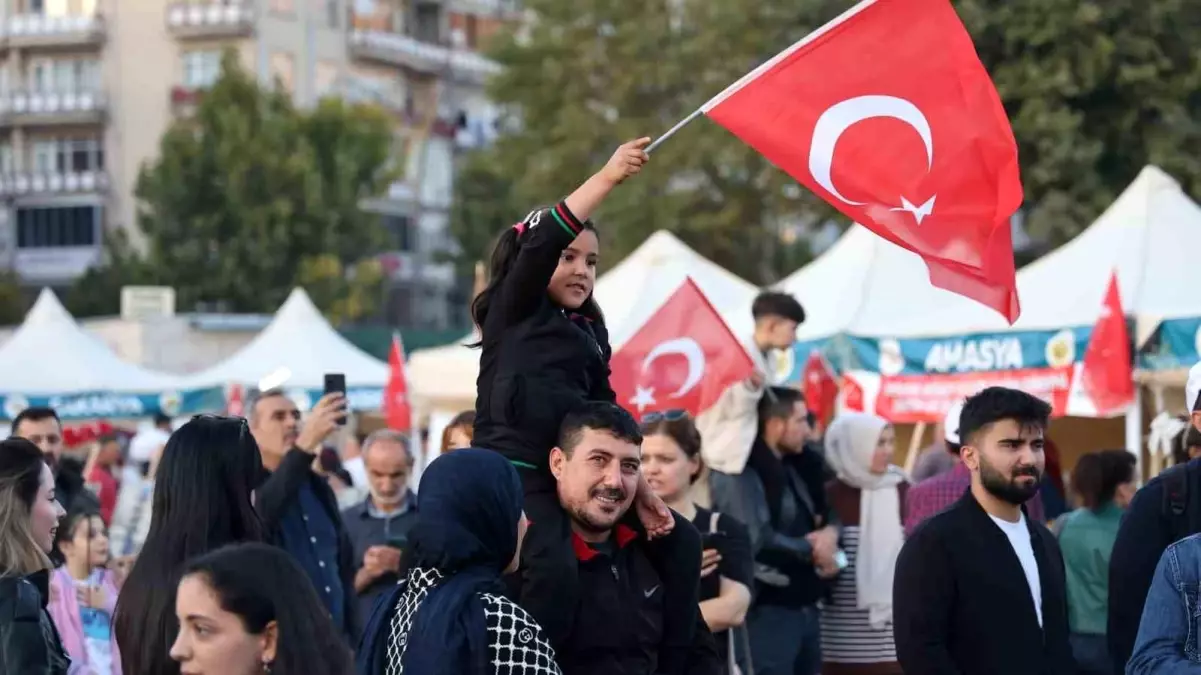 Ticaret Bakanı Bolat\'tan Esnafa 100 Milyon Lira Kredi