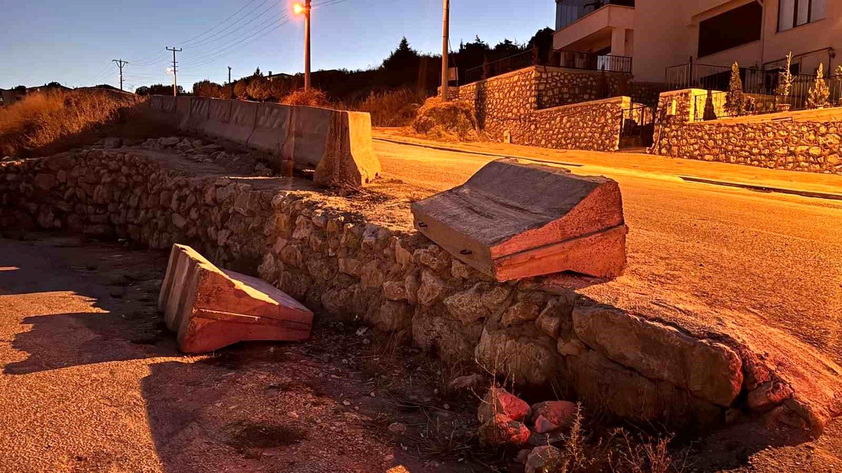 Bariyerlere çarpan otomobil sürücüsü yaralandı