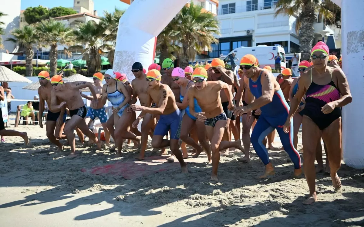 Kuşadası\'nda Açık Su Yüzme Yarışması