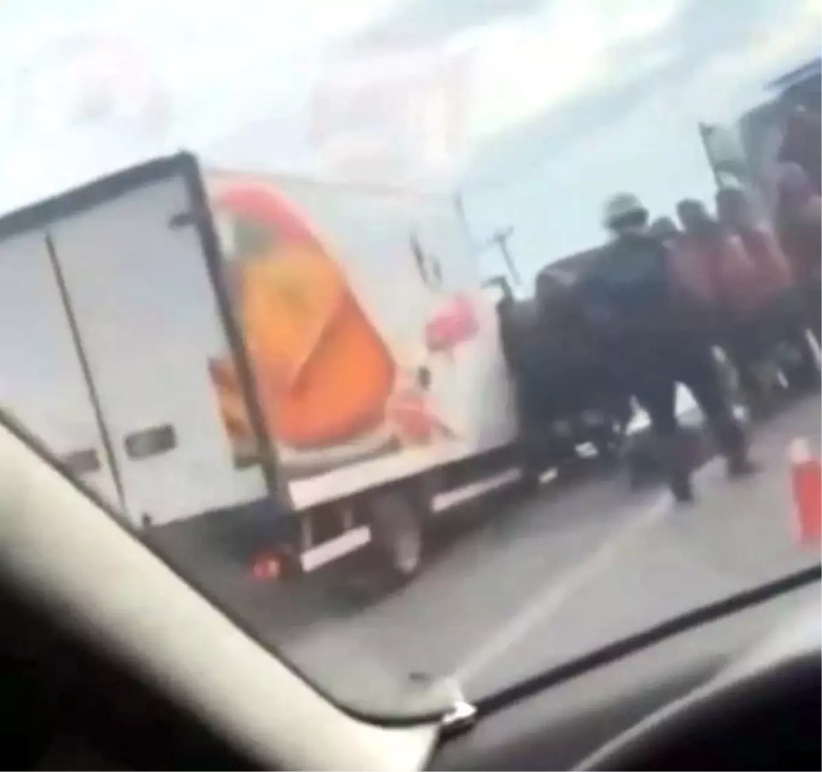 Akyazı\'da Bariyere Çarpan Kamyonette Yaralılar Kurtarıldı
