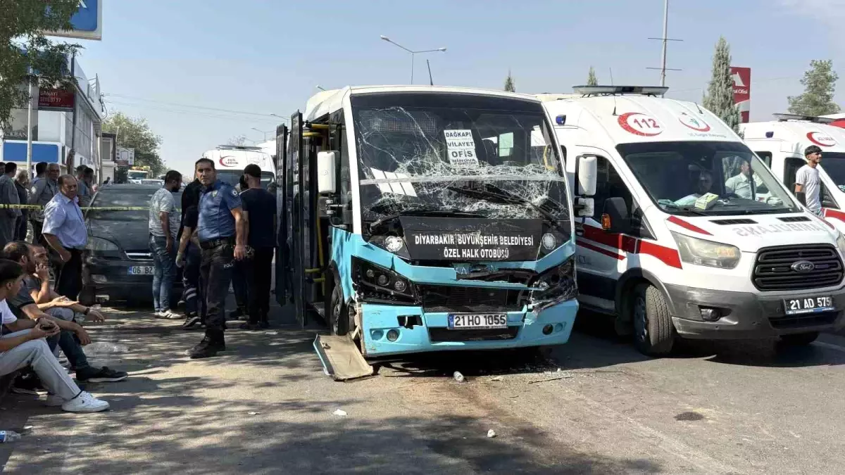 Freni patlayan otobüs durakta bekleyen otobüse çarptı: Çok sayıda yaralı var