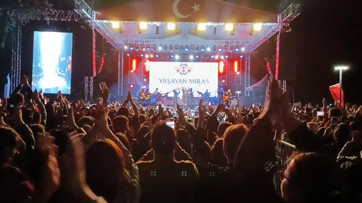 Kıraç konserinde Güllü\'yü unutmadı