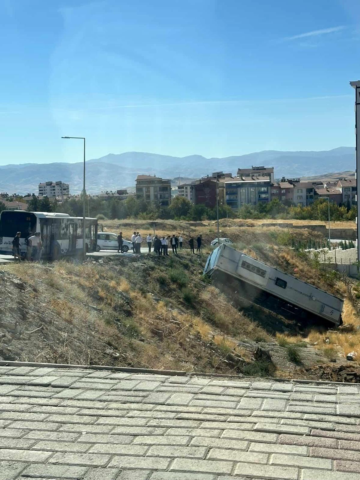 Elazığ\'da Park Halindeki Belediye Otobüsü Şarampole Yuvarlandı