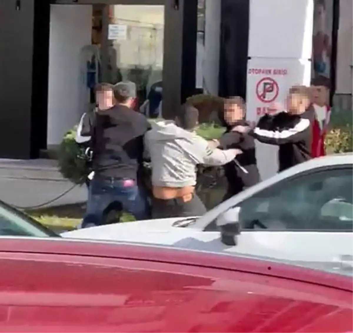 Kimse onları ayıramadı! Gençler arasındaki kavga kamerada