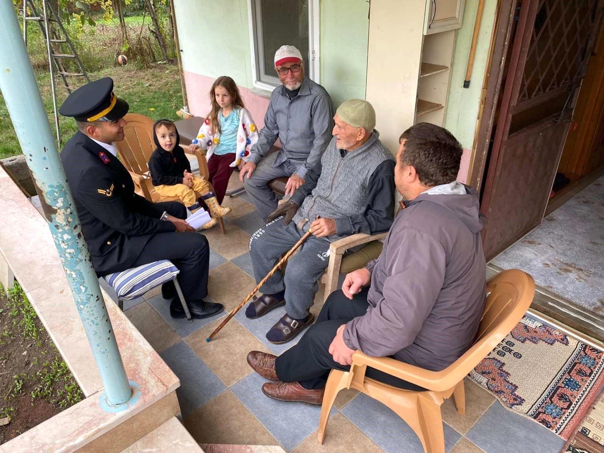 Düzce Jandarması, Şehit Emrullah Enveş\'in Ailesini Ziyaret Etti