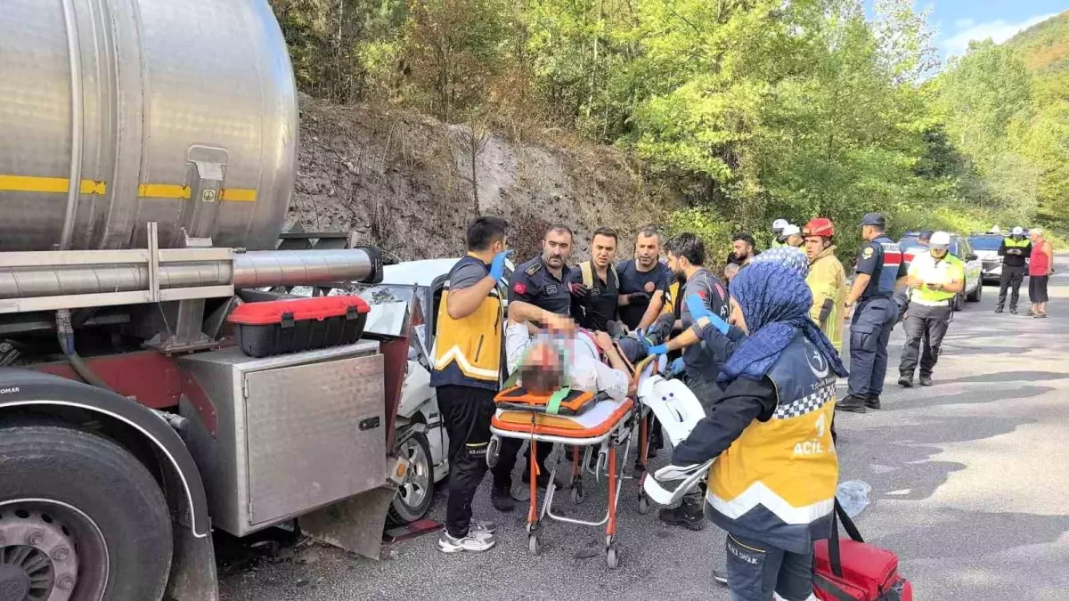 İnegöl\'de Otomobil Tankere Çarptı: 5 Yaralı