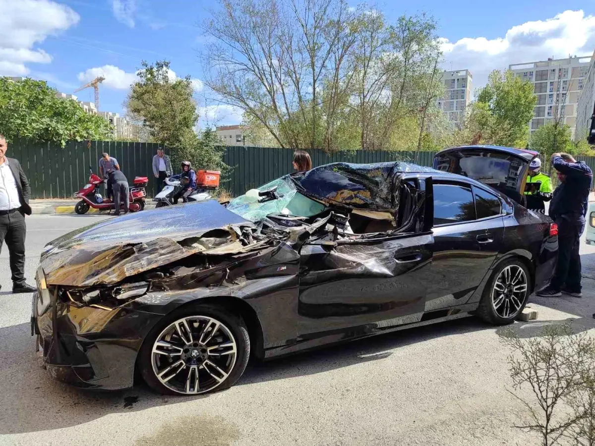 Lüks otomobil pert oldu, sahibi yoğun bakımda 