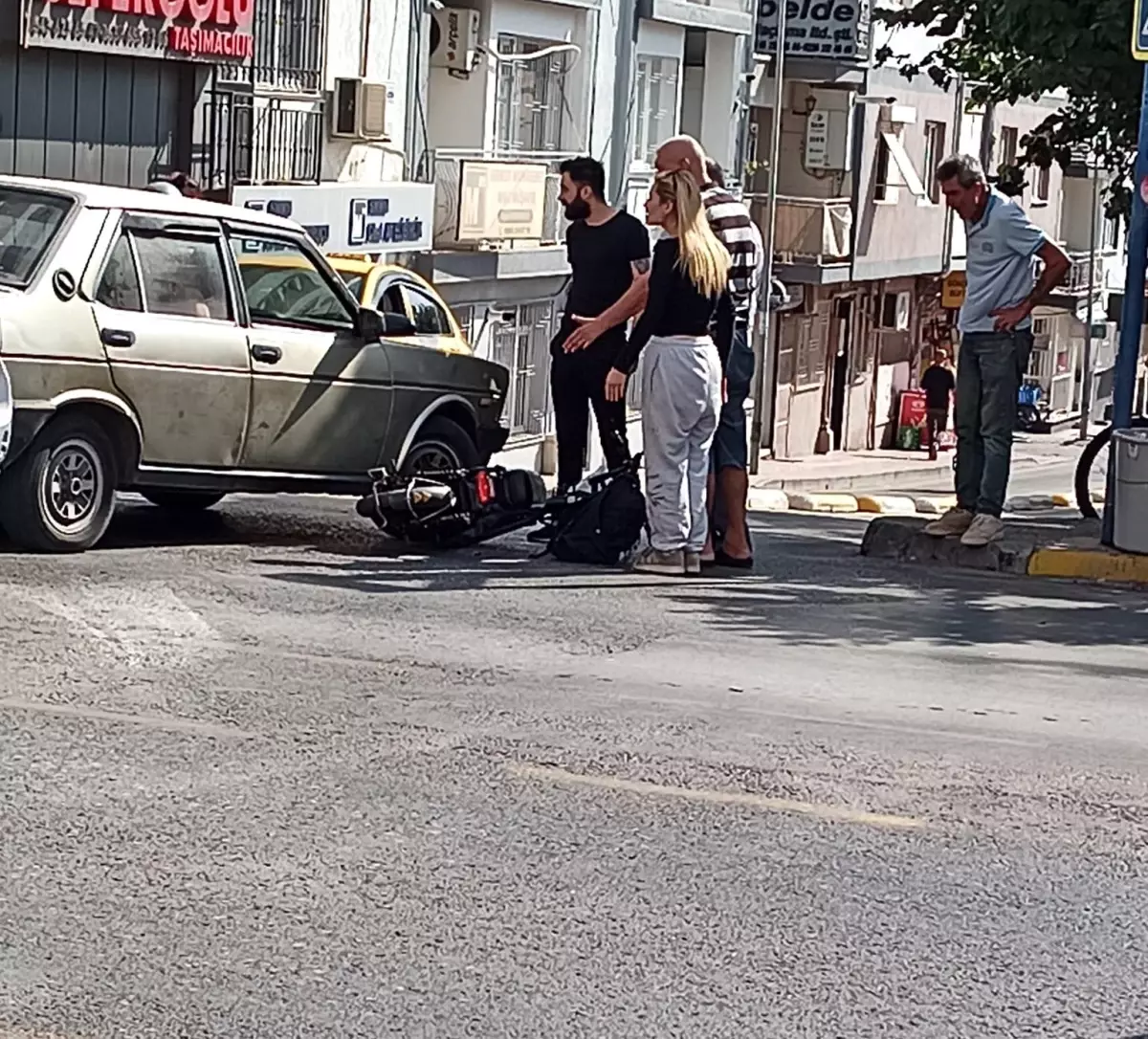 Aydın\'da Otomobil ile Elektrikli Bisiklet Çarpıştı