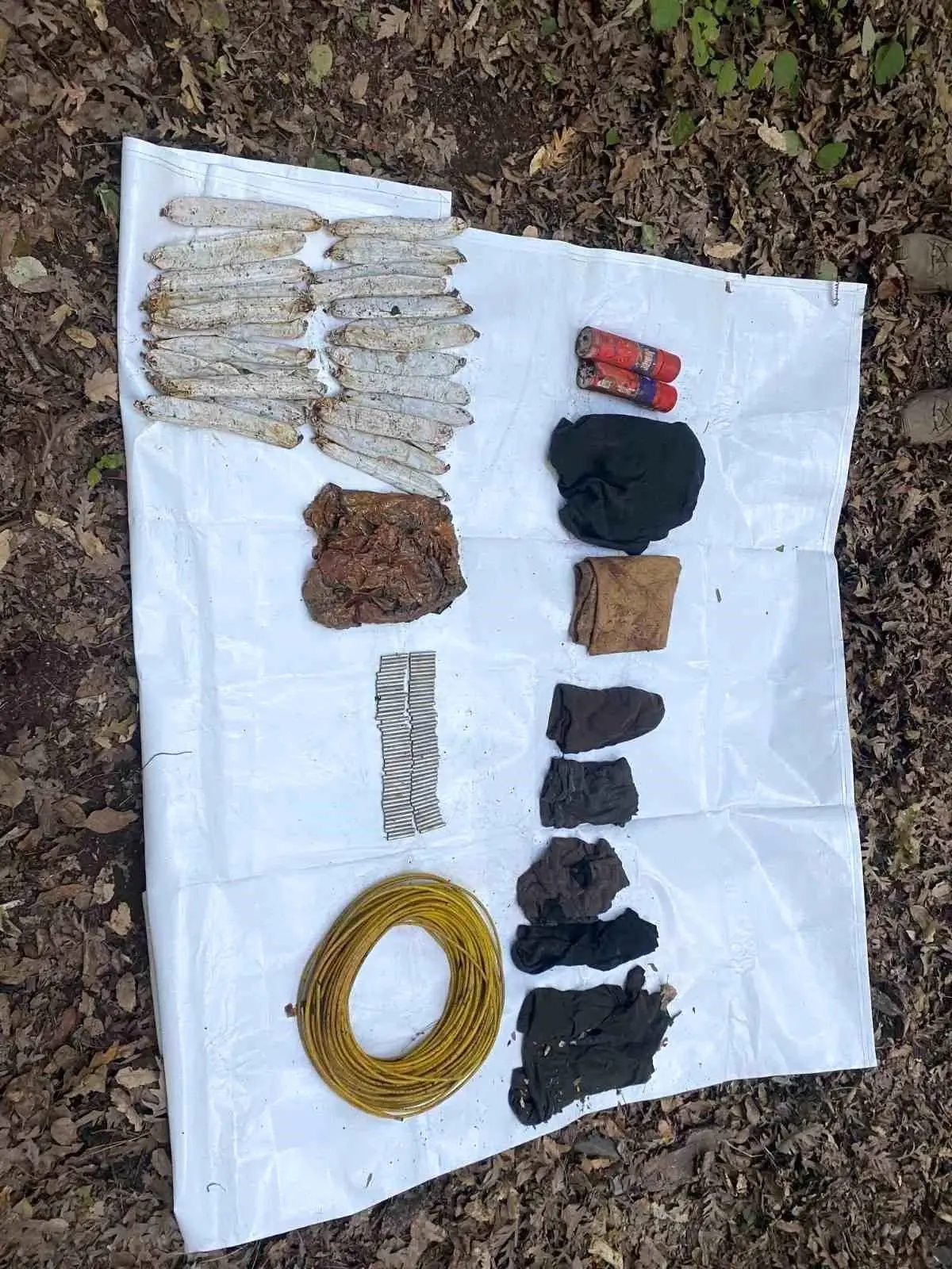 PKK\'lı teröristlere ait depoda patlayıcı madde ve fünye ele geçirildi