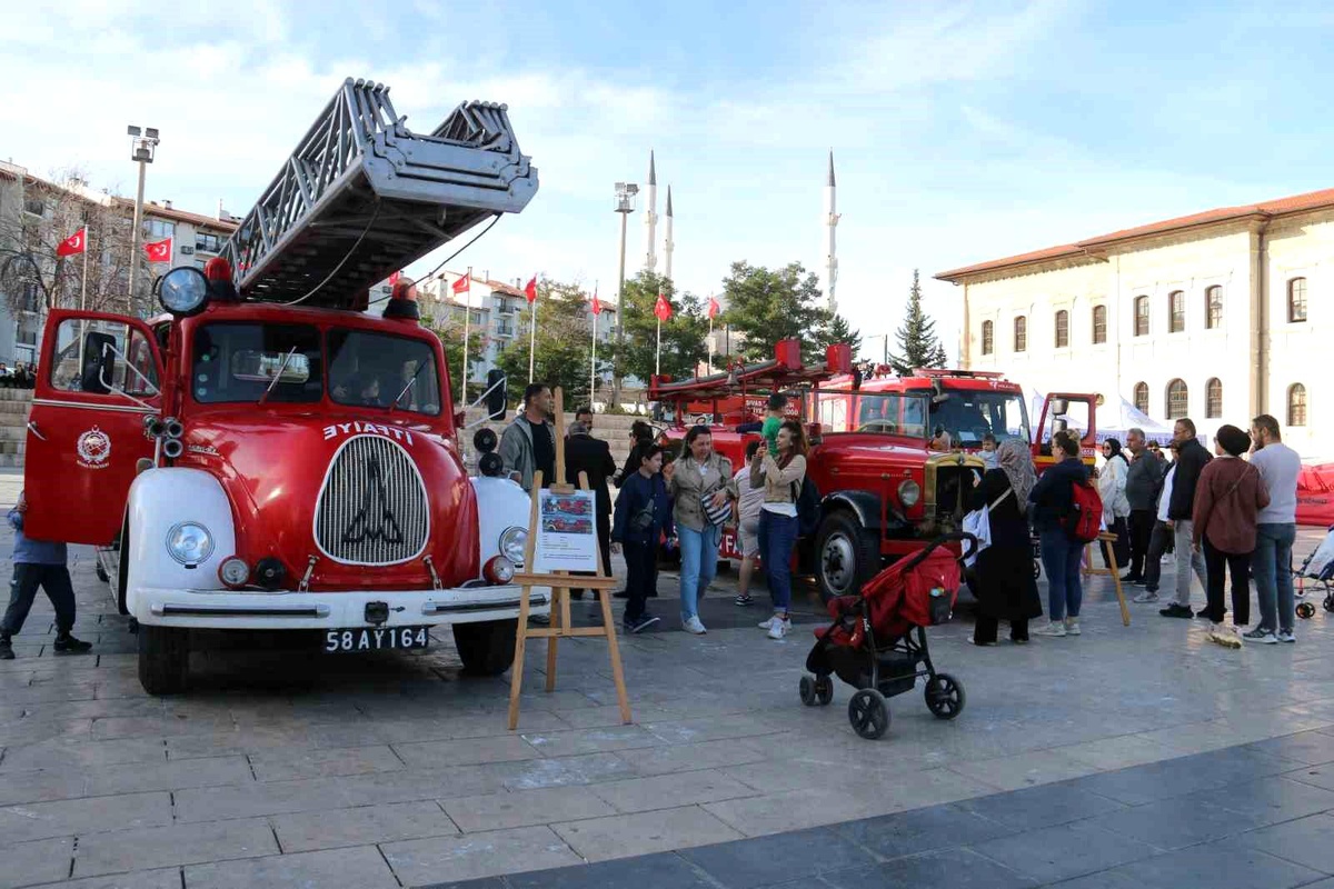 Sivas itfaiyesinin emektarları görücüye çıktı