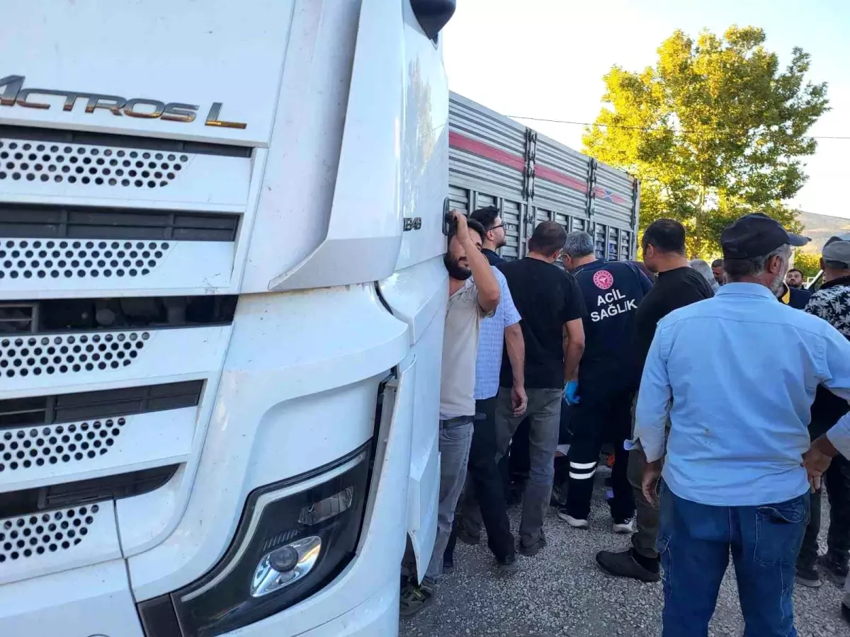 Gölbaşı\'nda Tır ile Otomobil Çarpıştı: 3 Yaralı