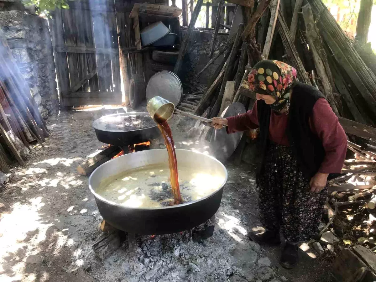 Ürünlü Köyü\'nde Doğal Pekmez Üretimi