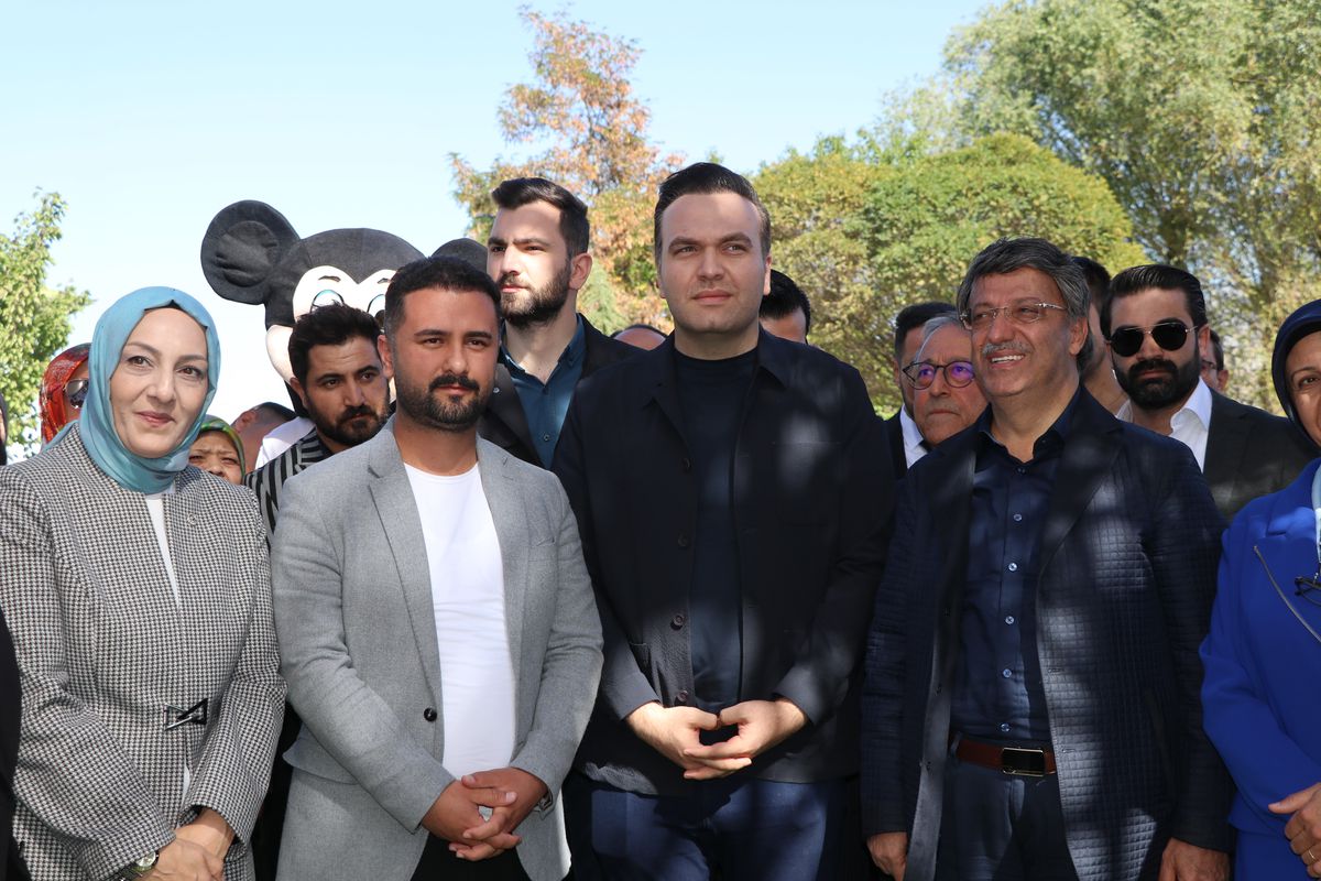 AK Parti Gençlik Kolları Genel Başkanı İbiş: \'Bu ülke gençleri olarak kardeşliğimizi hep beraber büyüteceğiz\'