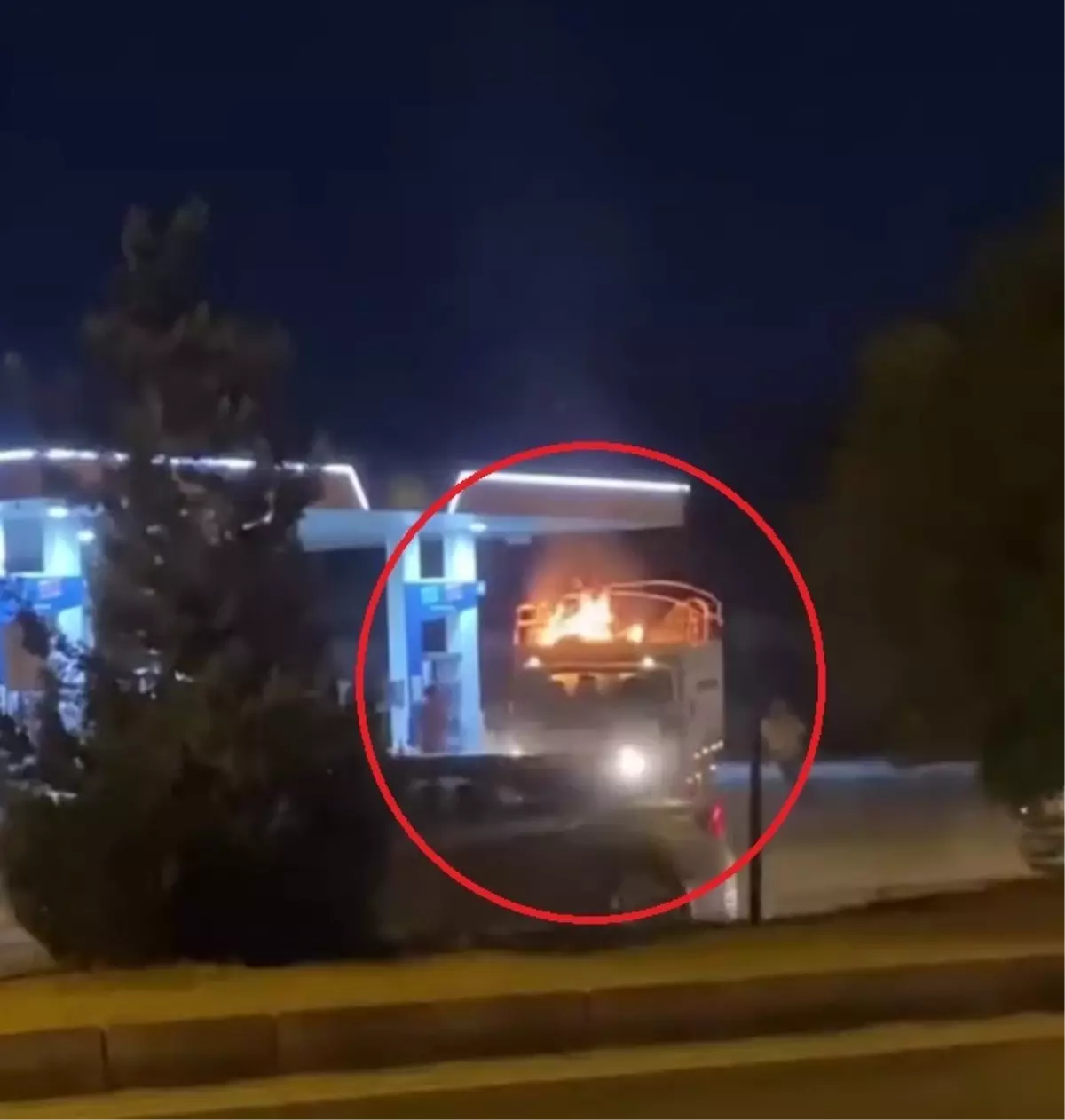 Elazığ\'da Kamyonette Yangın