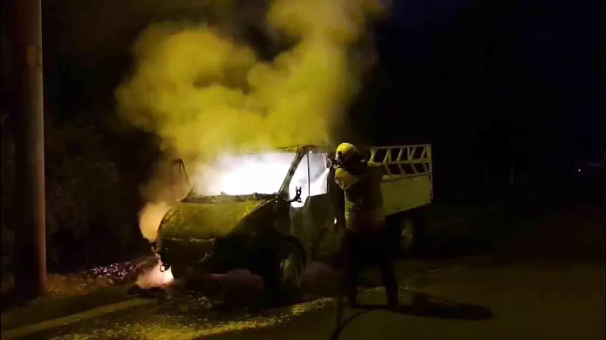 Hatay\'da Park Halindeki Kamyonet Yangında Kullanılamaz Hale Geldi
