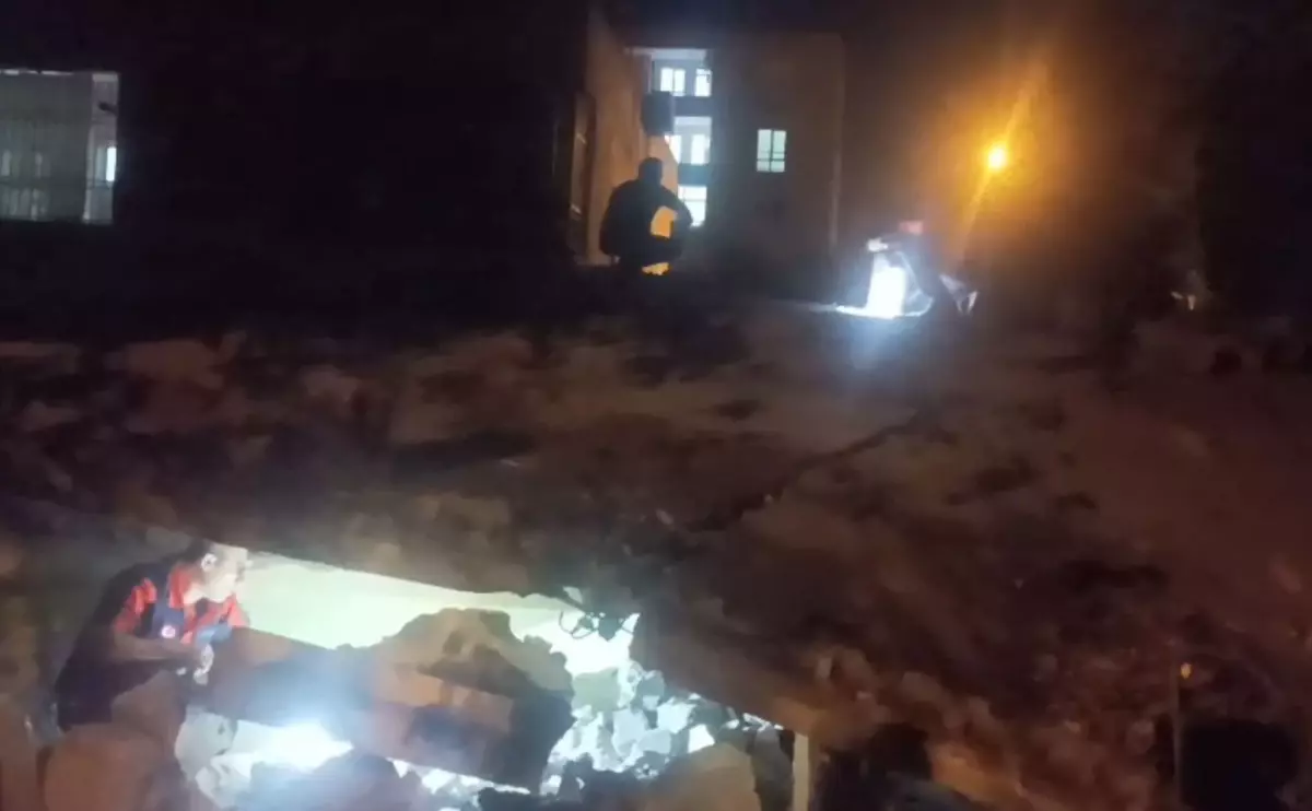 Batman\'da 2 katlı bina çöktü