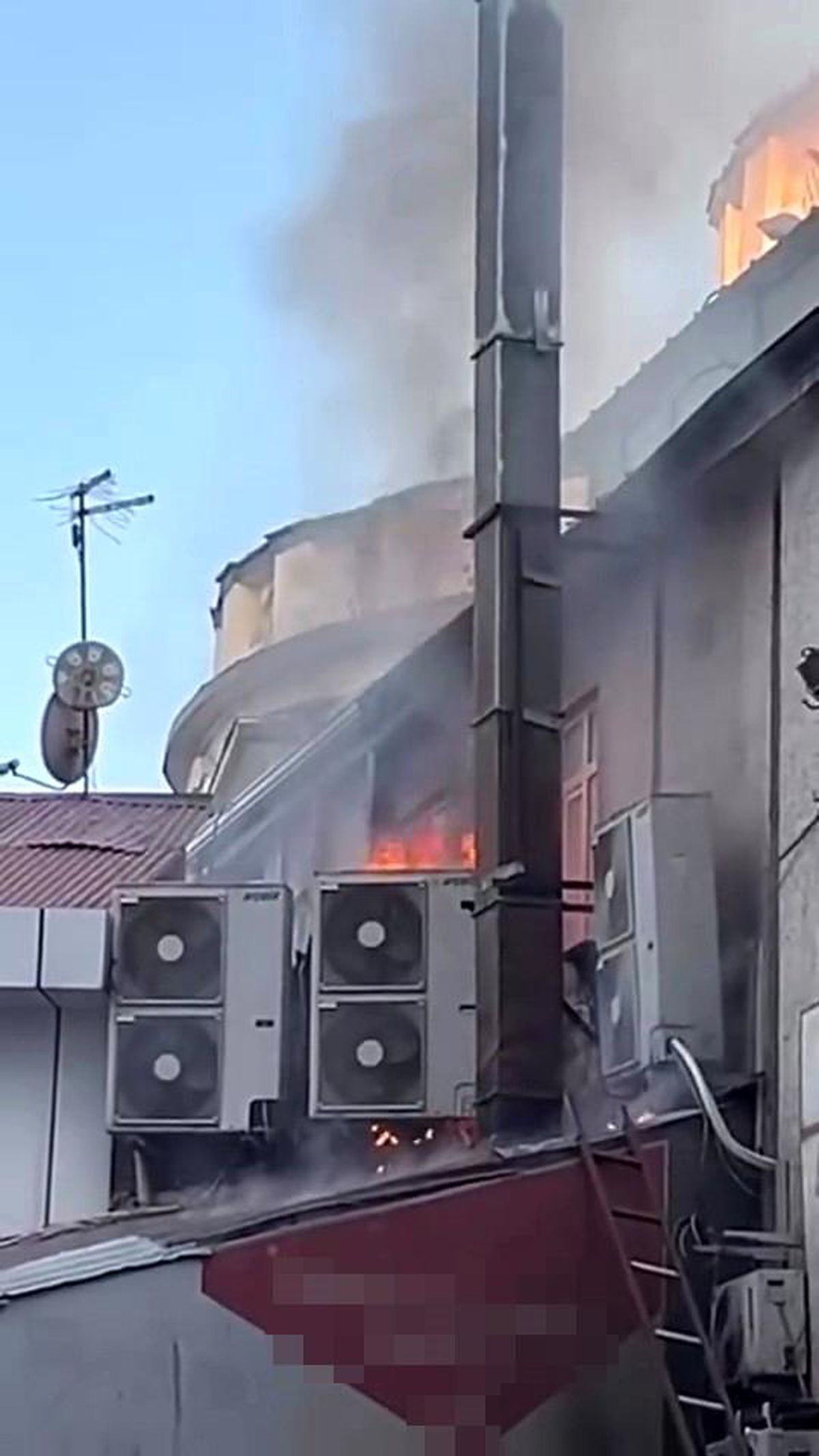 Elazığ\'da Çatıda Yangın Çıktı