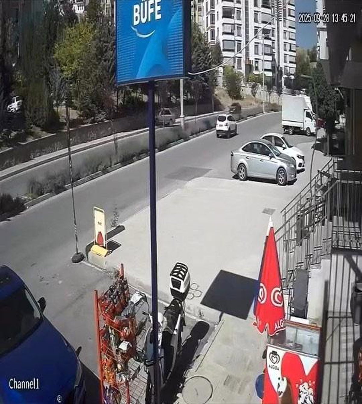 Elazığ\'da Otomobil İstinat Duvarına Çarptı