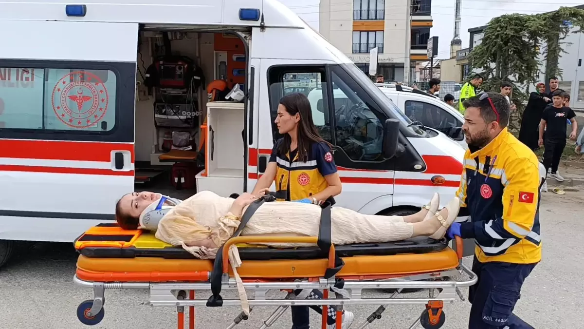 İnegöl\'de Trafik Kazası: 3 Yaralı