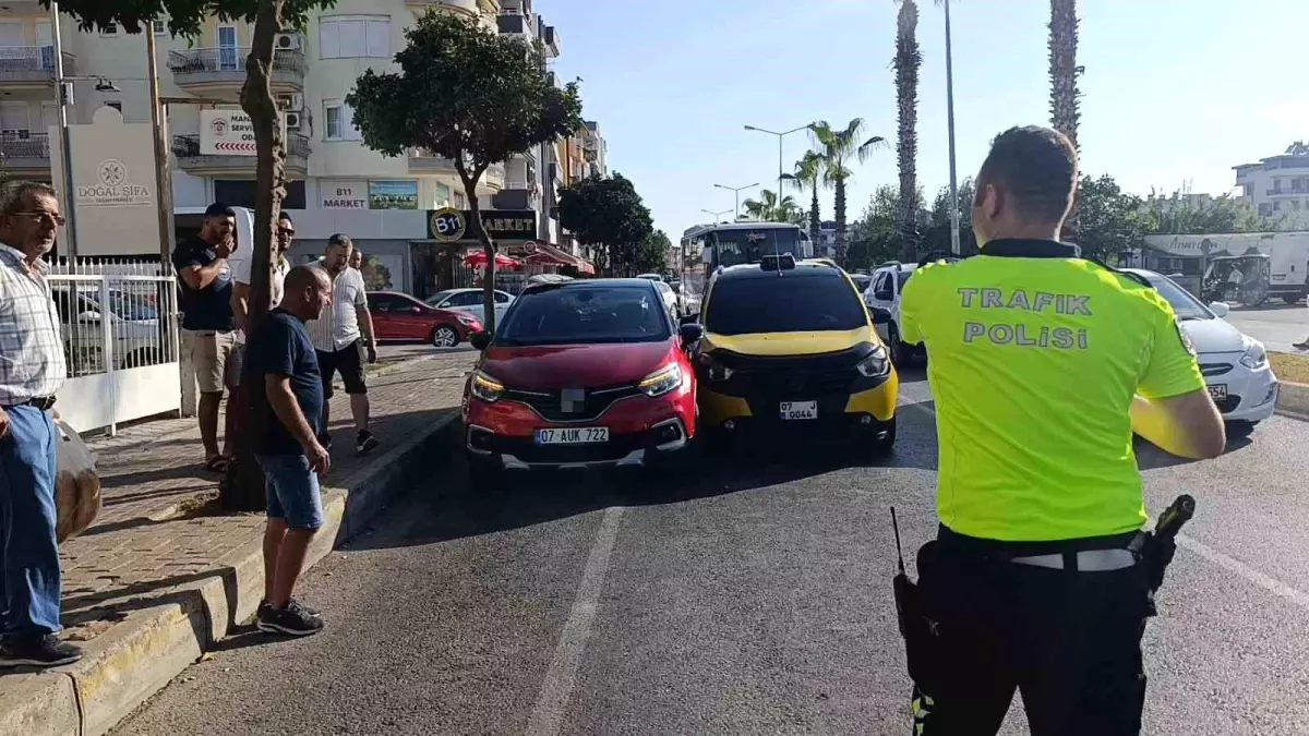 Manavgat\'ta Kadın Taksinin Çarpmasıyla Yaralandı