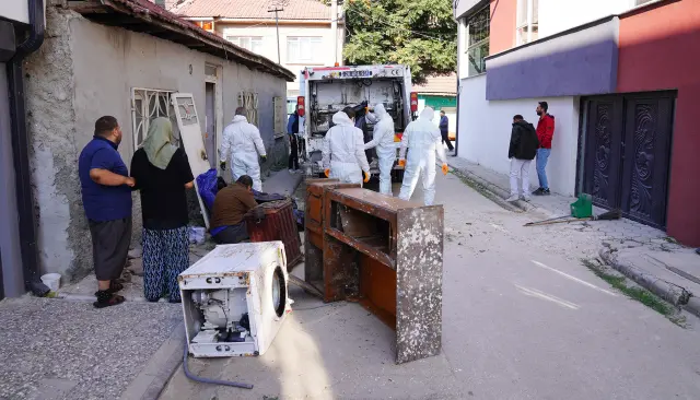 Mahalleli şikayet etti, ekiplerin girdiği evden 4 ton 650 kilo çöp çıkarıldı