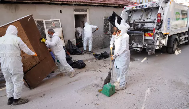 Mahalleli şikayet etti, ekiplerin girdiği evden 4 ton 650 kilo çöp çıkarıldı