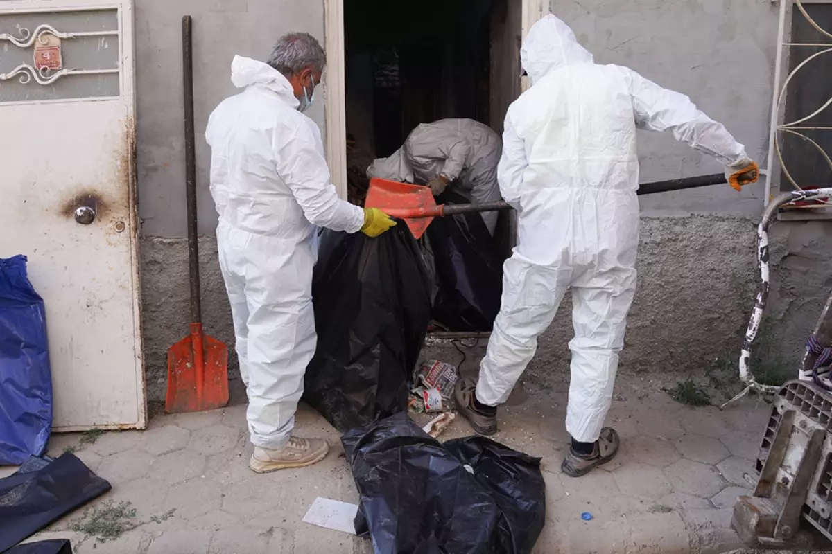 Mahalleli şikayet etti, ekiplerin girdiği evden 4 ton 650 kilo çöp çıkarıldı